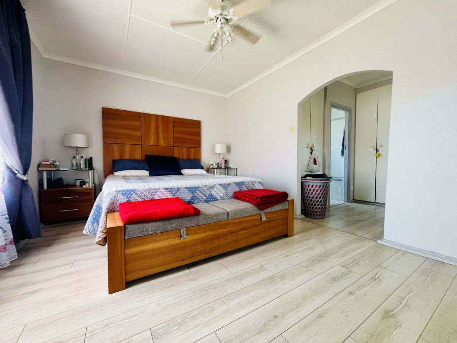 4 Bedroom Property for Sale in Sandbaai Western Cape